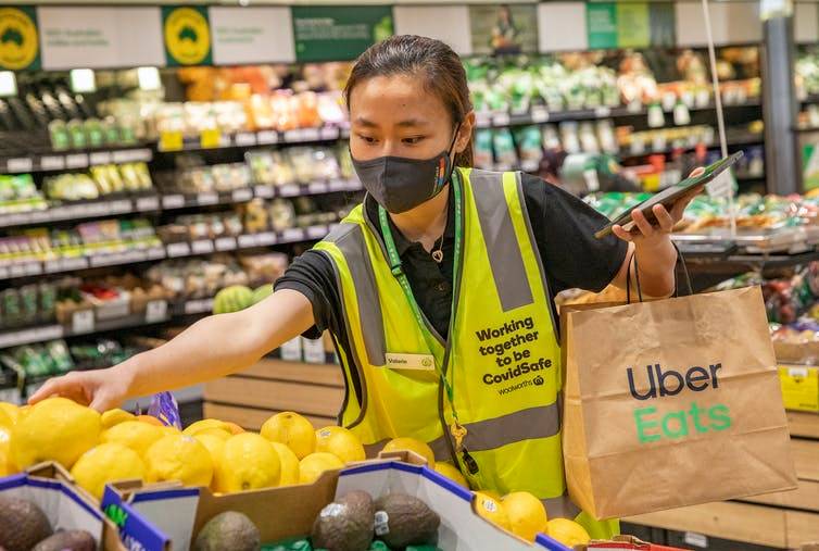 Coles and Woolworths have turned to big tech, bringing in warehouse robots as online ordering jumps in lockdowns
